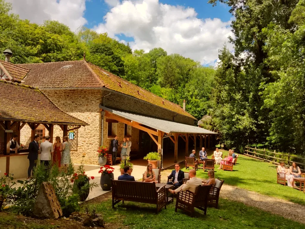 Invités réunis pour un cocktail dans le jardin du Domaine du Moulin Bicheret