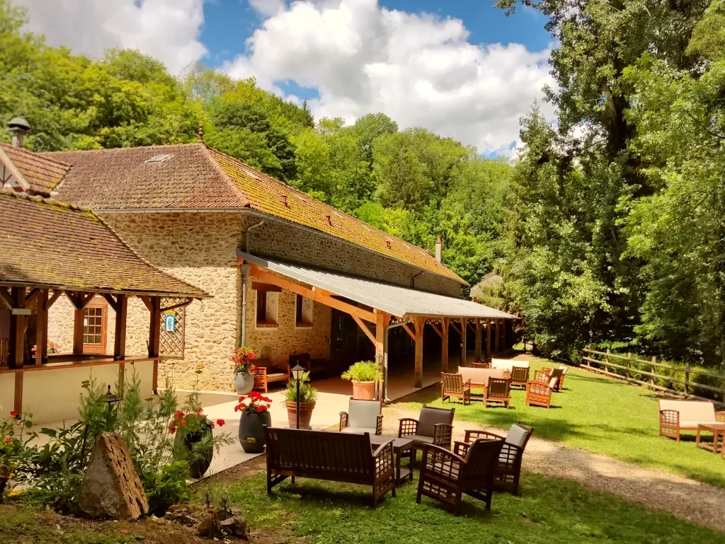 Vue d'ensemble du Domaine du Moulin Bicheret, salle de réception au cœur de la vallée en Seine-et-Marne