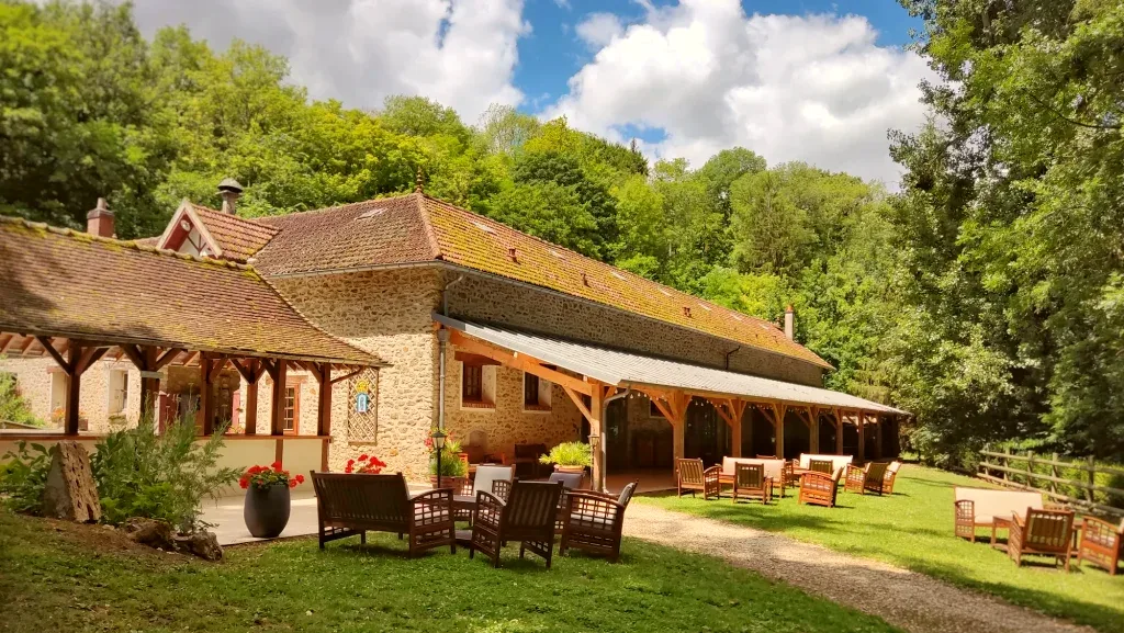 Façade en pierre du Domaine du Moulin Bicheret et son préau de réception, salle de réception en Seine-et-Marne