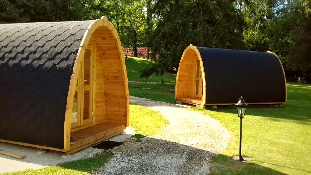 Pods d'hébergement en bois installés dans le parc du Domaine du Moulin Bicheret