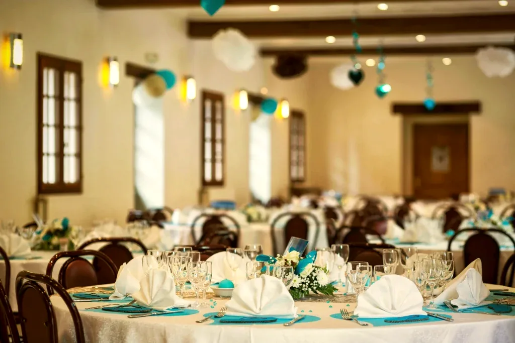 Grande salle de banquet du Moulin Bicheret aux tables dressées pour une réception en Seine-et-Marne