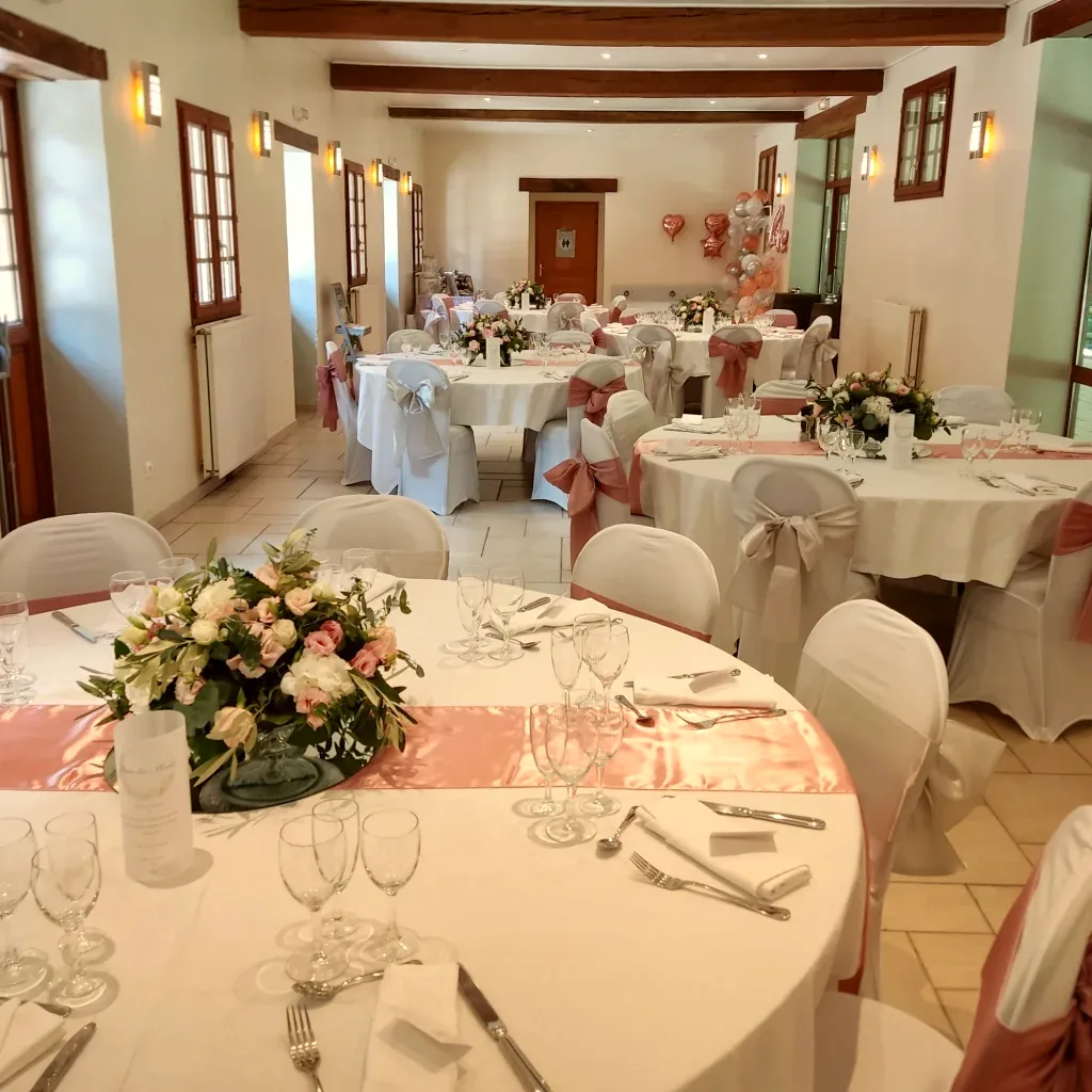Salle de réception du Moulin Bicheret dressée et décorée en rose poudré pour un mariage
