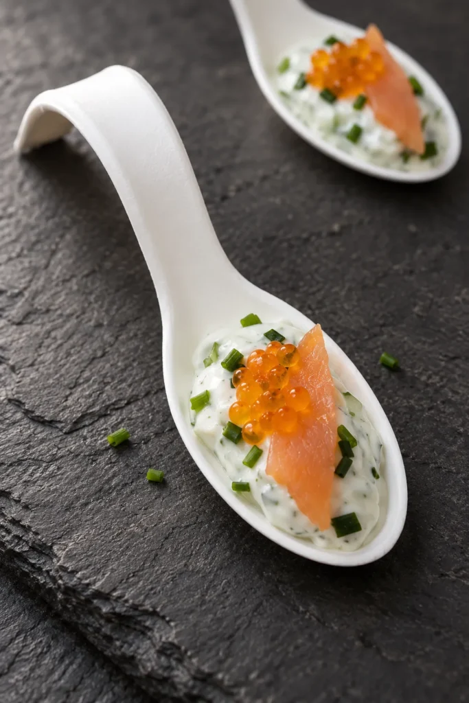 Cuillères apéritives de crème à la ciboulette, saumon fumé et œufs de saumon, bouchées de cocktail du traiteur du Moulin Bicheret